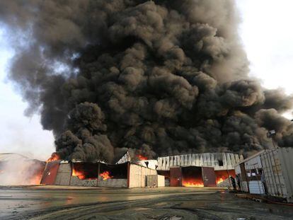 Bomberos, este sábado tratando de apagar el incendio en el puerto de Al Hudayda (Yemen).