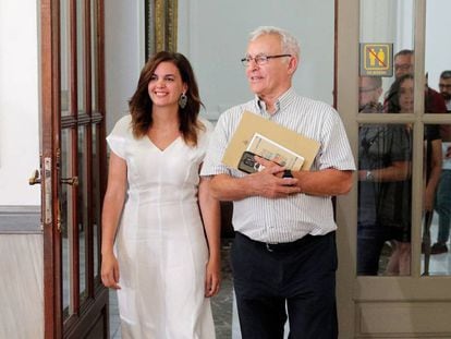 El alcalde de Valencia, Joan Ribó, y la portavoz socialista, Sandra Gómez, este viernes. 