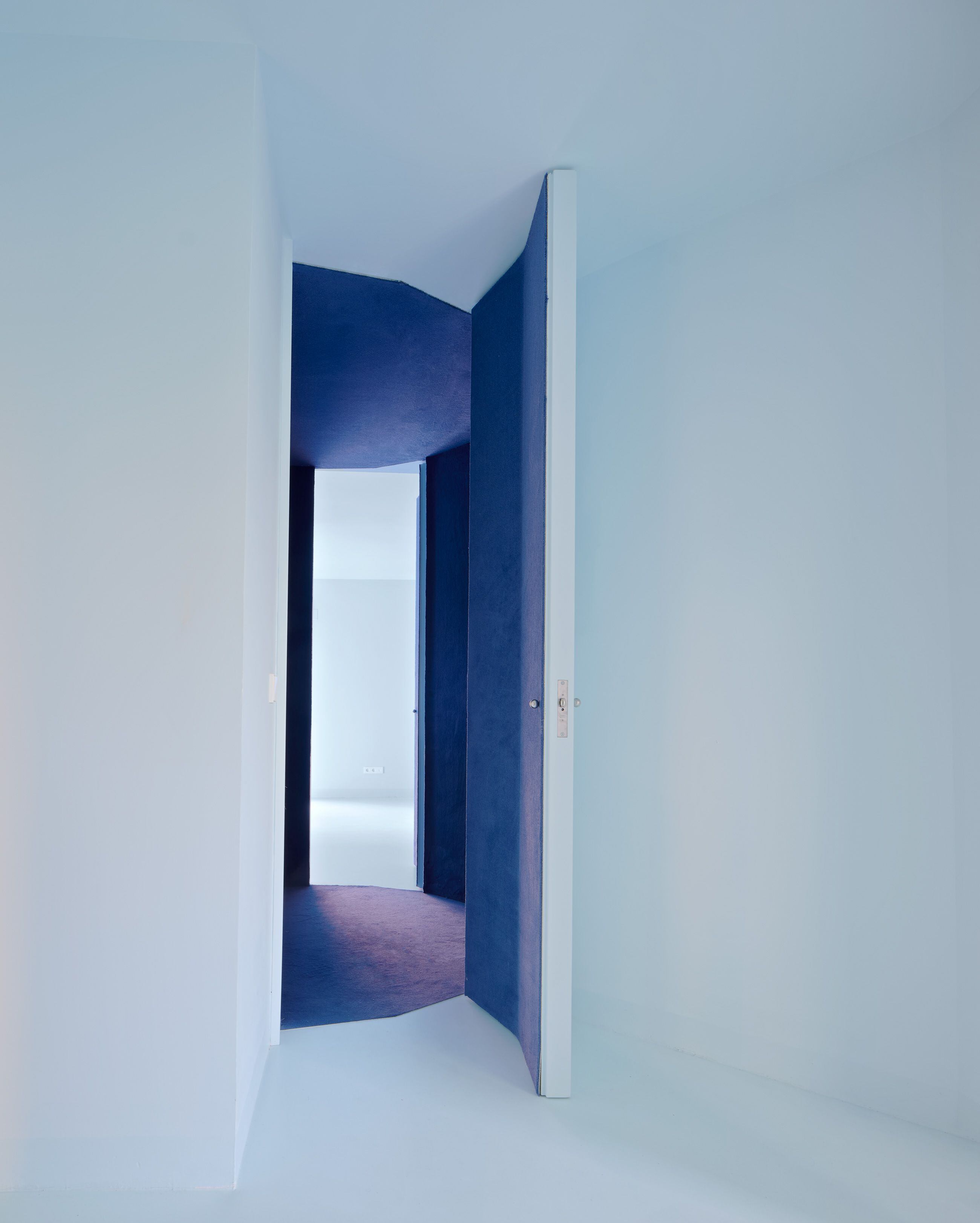 La puerta del pasillo lynchiano invita al cambio de ambiente y de colores en la Casa Barra