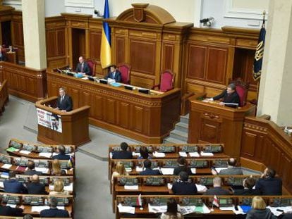 El Parlamento de Kiev, durante la sesi&oacute;n que aprob&oacute; una ley de condena al comunismo y nazismo.