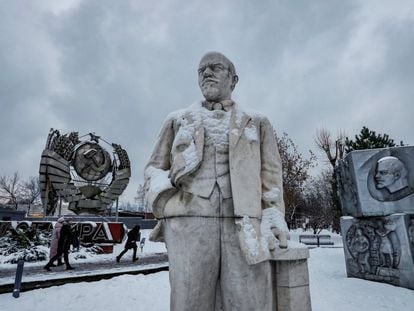 Varias personas caminan junto a una estatua de Lenin y otros monumentos de la Unión Soviética en un parque de Moscú en 2021, en la semana en la que se cumplían 30 años de la firma del pacto por el cual la antigua URSS se disolvía.