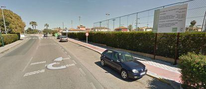 Exterior del polideportivo de Gines (Sevilla), en una imagen de Google Maps.