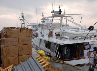 El barco de ayuda humanitaria, Dignity, antes de partir ayer con toneladas de medicamentos desde el puerto de Larnaca.