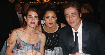 Carlota Casiraghi, Salma Hayek y Benicio del Toro, en la cena en Cannes.
