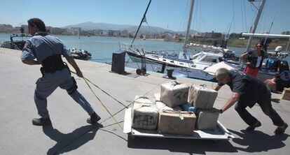 Trabajadores de Aduanas transportan droga incautada en Algeciras.