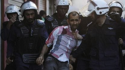 Un manifestante es detenido por la policía durante una protesta en Manama, capital de Bahréin, el pasado 12 de octubre.