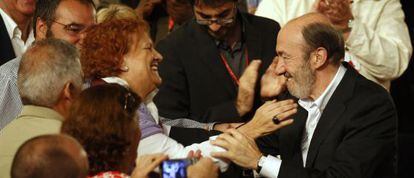 Alfredo P&eacute;rez Rubalcaba llega a la conferencia pol&iacute;tica del PSOE.