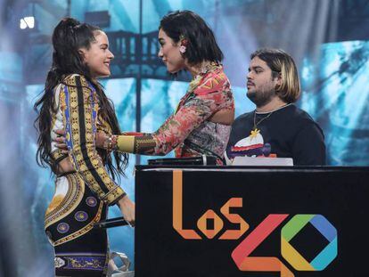 Rosalía, a la izquierda, y Dua Lipa se saludan en la anterior edición de Los 40 Music Awards.