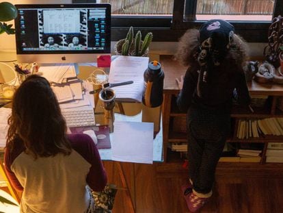 Una mujer teletrabaja en su casa