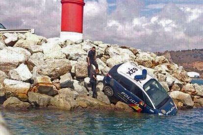 Un coche del Cuerpo Nacional de Policía cayó en el Puerto de Barcelona.