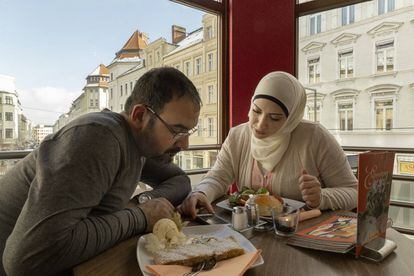 Afrae y su marido, Hossam, durante un almuerzo en uno de sus restaurantes favoritos de la ciudad.