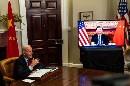 El presidente estadounidense, Joe Biden, conversa por videoconferencia con su homólogo chino, Xi Jinping, el 15 de noviembre.  