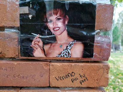 'Veneno pa tu piel' es un sencillo de 1996 de Cristina Ortiz que da título a su disco de dos canciones.