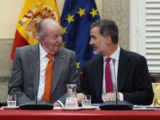 El rey Felipe VI, junto a su padre, el rey emérito Juan Carlos I, durante la reunión del patronato de la Fundación Cotec en 2019.