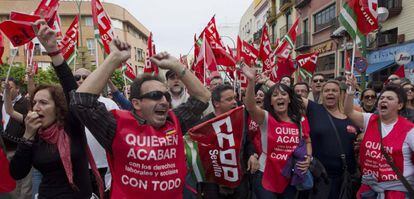 Trabajadores en la manifestación de Sevilla.