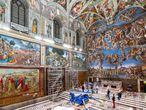 Varios trabajadores colocan los tapices de Rafael en la Capilla Sixtina, en el Vaticano.