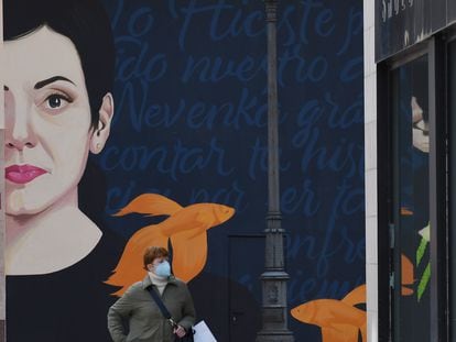Mural de Netflix en honor a Nevenka Fernández, en Ponferrada este viernes.