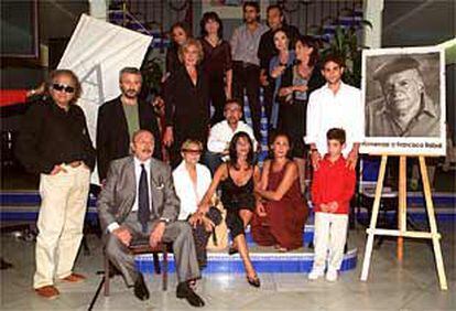Marisa Paredes (de pie en el centro), con algunos de los participantes en el homenaje a Francisco Rabal en la Filmoteca.