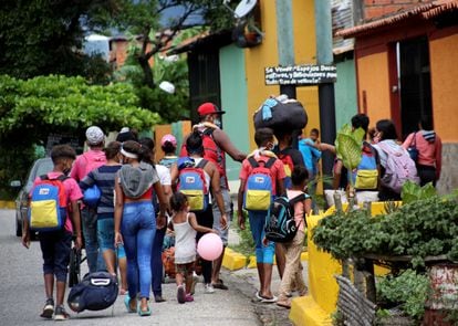 Migrantes venezolanos caminan hacia la frontera entre Venezuela y Colombia durante la pandemia, en San Cristóbal, Venezuela, el pasado 12 de octubre de 2020.  