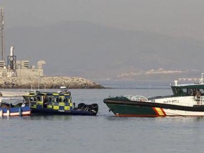 Un pesquero, acosado por una lancha de la Policía de Gibraltar. Detrás, la Guardia Civil.