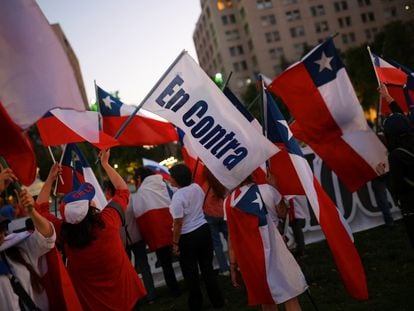 Ciudadanos chilenos sostienen banderas durante una manifestación en contra de la última propuesta de Constitución, en Santiago, el pasado 17 de diciembre.