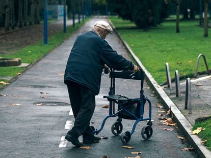 Un pensionista pasea por un parque de Culleredo (A Coruña).