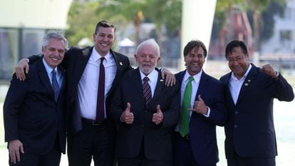 Alberto Fernández, Santiago Peña, Luiz Inácio Lula da Silva, Luis Lacalle Pou y Luis Arce, durante la foto oficial del Mercosur en Río de Janeiro.