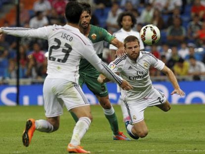 Isco e Illarramendi, con el jugador del Elche Cisma. 