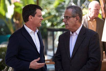 Manuel Valls, izquierda, charla con Celestino Corbacho, el viernes en Barcelona. 