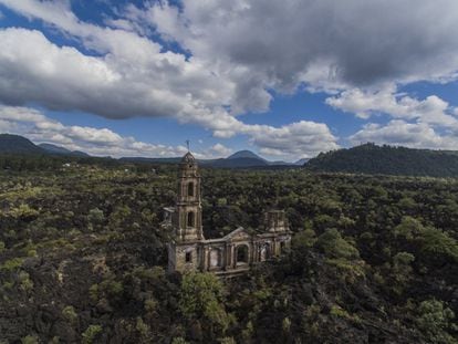 El 20 de febrero, el campesino Dionisio Pulido, estaba cuidando a sus ovejas cuando la tierra en el antiguo pueblo de San Juan Parangaricutiro, hoy sepultado por la lava, empezó a temblar. Posteriormente emanó un espeso vapor, surgió un ruido ensordecedor y la tierra comenzó a sonar y empearon a volar las piedras. Muy asustado, Dionisio corrió a avisar al pueblo.