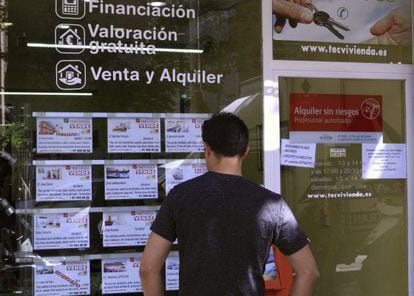 Vista de un escaparate de una inmobiliaria en Madrid.