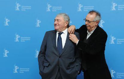 'Shoah', la película-monumento a la que Claude Lanzmann (en la foto junto al director del festival, Dieter Kosslick, que le hizo entrega del Oso de Oro de Honor) ha dedicado su vida, recibió ayer el homenaje del festival que en 1986 estrenó sus nueve horas de histórico metraje.