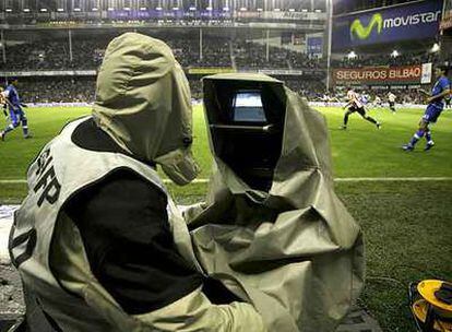 Una cámara de televisión retransmitiendo para Canal + el Athletic-Atlético de ayer en San Mamés.