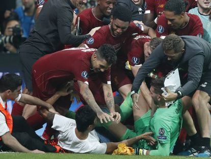Adrián, en el suelo, tras el impacto del aficionado que saltó al campo para celebrar la Supercopa.