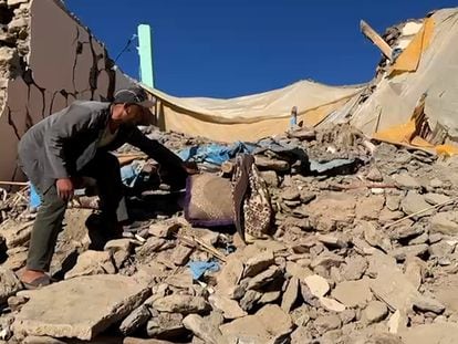 Ahmed levanta escombros de su vivienda.