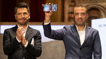 Suhaib Saled, hermano de Mohammed Saled, ganador del premio Ortega y Gasset a la mejor fotografía, muestra en la pantalla de su móvil al fotoperiodista, que ha seguido la entrega desde Palestina.