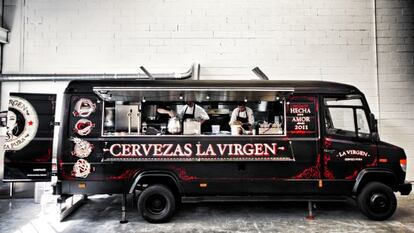 Una camioneta de comida de Cervezas La Virgen.