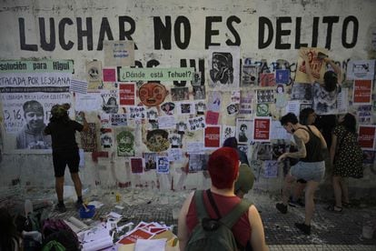 Un grupo de mujeres pega carteles con consignas en las calles de Buenos Aires. 