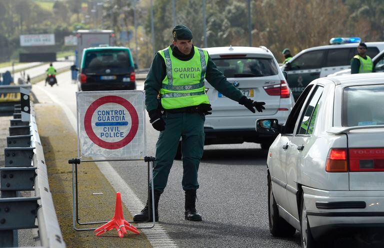 Un guardia civil para un coche en la frontera entre Tui y Valença, este pasado lunes.