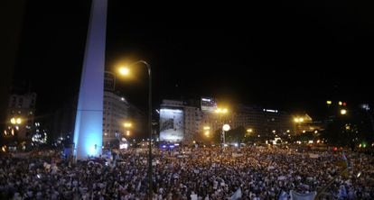 Decenas de miles de manifestantes en la plaza del Obelisco, en Buenos Aires.