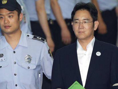 Lee Jae-yong ex número uno de Samsung Electronics, hoy al llegar al juzgado.