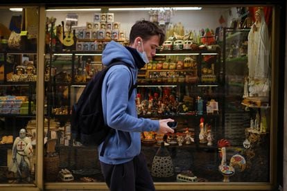 A teenager walks in front of a store in the center of Lisbon, this Thursday.