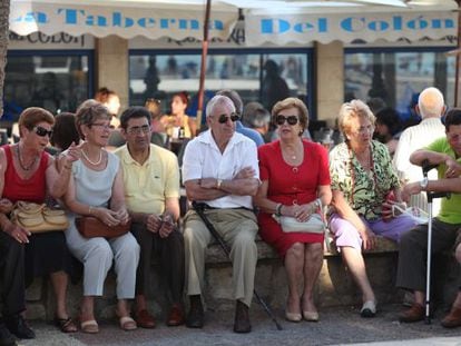 Un grupo de jubilados en un viaje del Imserso a Benidorm, en 2019.