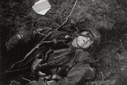 La crudeza visual es una de las características de la fotografía de guerra de Tony Vaccaro. Hürtgen Forest (Alemania), diciembre de 1944.