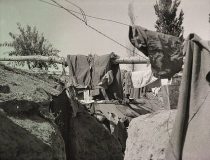 Ropa tendida en una trinchera, en una imagen fechada entre julio y diciembre de 1938. Boix estaba en el frente con solo 17 años, cuando tomó estas imágenes.