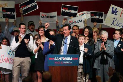 El candidato republicano a la presidencia de EE UU, Rick Santorum, se dirige a sus seguidores en una escuela de Steubenville, en Ohio.
