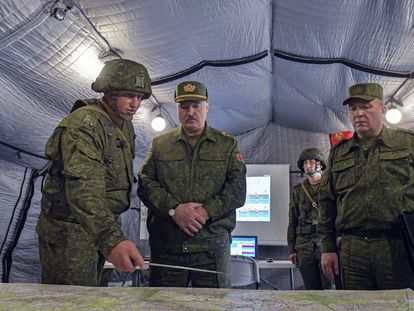 Lukashenko, durante una visita a las tropas en la región de Grodno, este sábado.