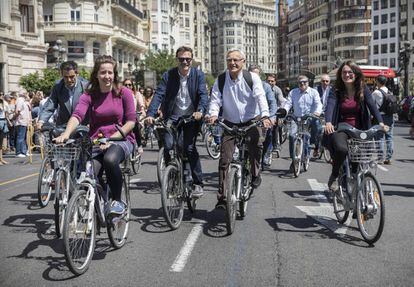 De derecha a izquierda, la vicepresidenta del Consell, Mònica Oltra, el alcalde de Valencia, Joan Ribó, y edil de Sostenibilidad, Giuseppe Grezzi.