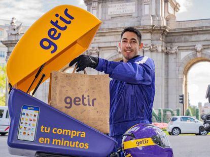 Un repartidor de Getir en la puerta de Alcalá de Madrid.