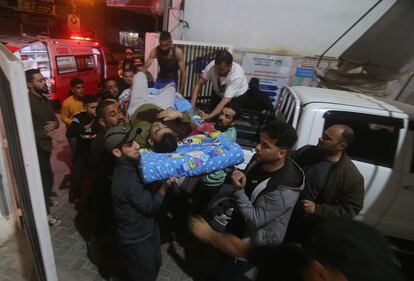Un herido por los bombardeos israelíes, este martes en la ciudad de Rafah, en Gaza.